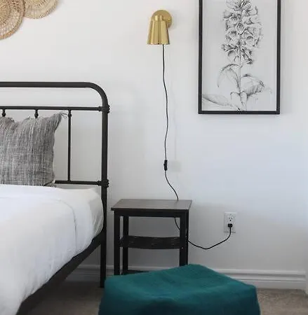 20 Min Dt 12 Min Yow Sleeps 8 Quiet W Parking Apartment Ottawa
