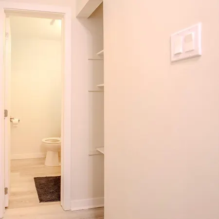 Luxury Brand New With Free Parking In Hotel