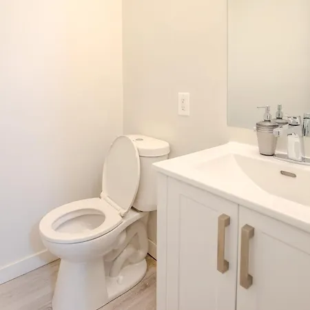Luxury Brand New With Free Parking In Hotel