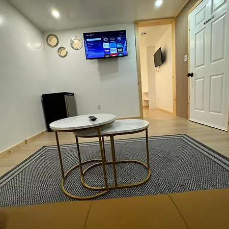 Separate, Big Living Room, Bedroom, And Private Bathroom * Ottawa