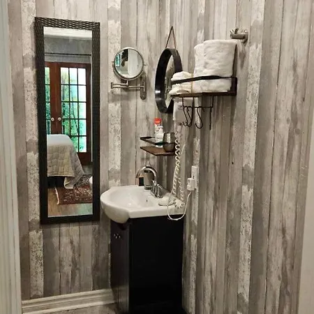 Apartment Guest In Ottawa's New Edinburgh Area *
