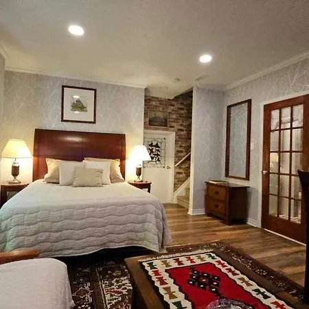Apartment Guest In Ottawa's New Edinburgh Area