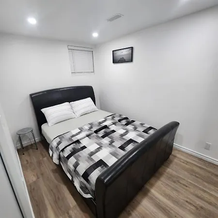 A Bright Cozy 1 Bedroom Unit In The Basement Apartment *