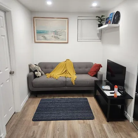 A Bright Cozy 1 Bedroom Unit In The Basement *