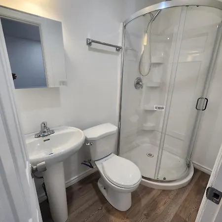 A Bright Cozy 1 Bedroom Unit In The Basement *