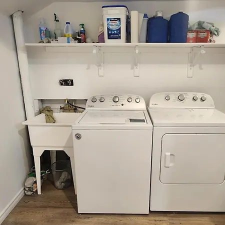 A Bright Cozy 1 Bedroom Unit In The Basement * Ottawa