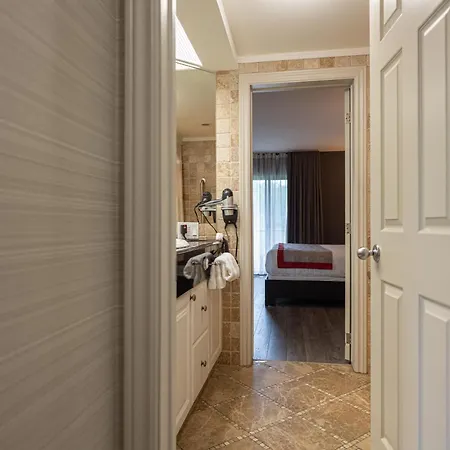 Ramada By Wyndham On The Rideau Hotel