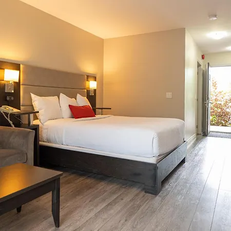 Ramada By Wyndham On The Rideau Hotel 3*