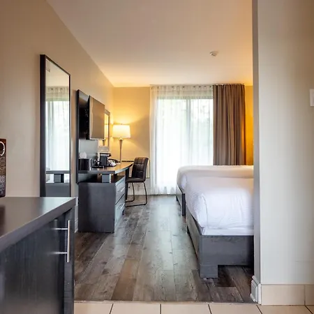 Ramada By Wyndham On The Rideau 3*