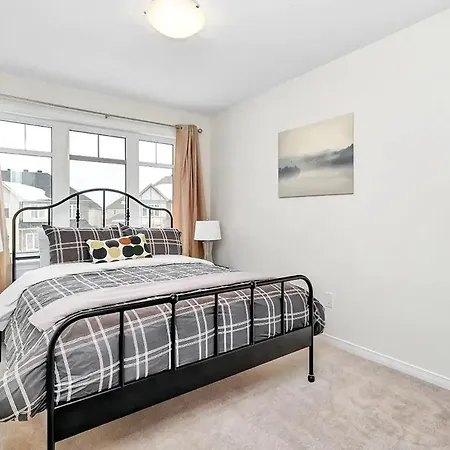 Modern Townhome Near Attractions Ottawa
