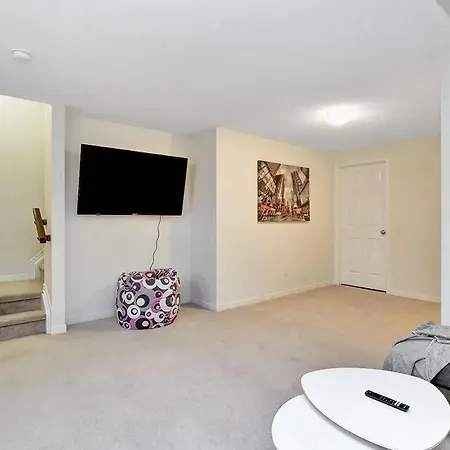 Modern Townhome Near Attractions