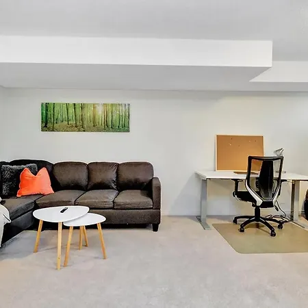 Modern Townhome Near Attractions Holiday home Ottawa