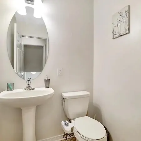 Holiday home Modern Townhome Near Attractions *