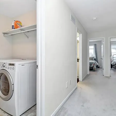 Modern Townhome Near Attractions * Ottawa