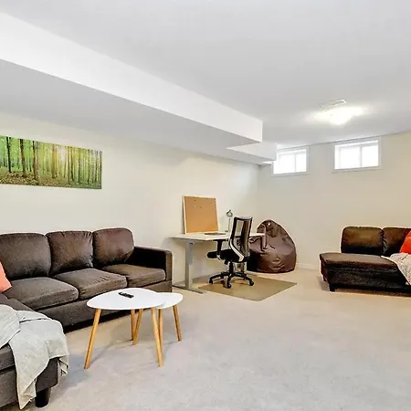 Modern Townhome Near Attractions Holiday home