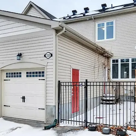 Modern Townhome Near Attractions Ottawa