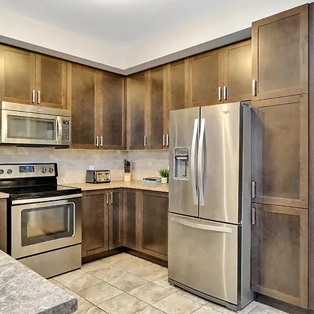Modern Townhome Near Attractions