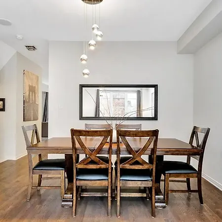 Modern Townhome Near Attractions Holiday home *
