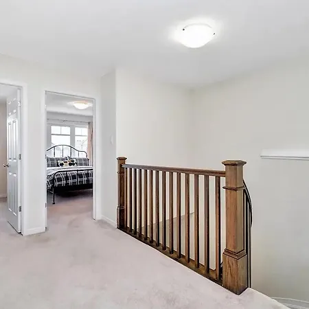Modern Townhome Near Attractions Holiday home Ottawa