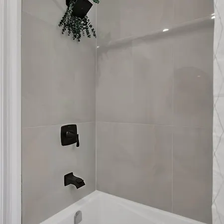 Apartment Modern 2br Near Downtown Free Parking *