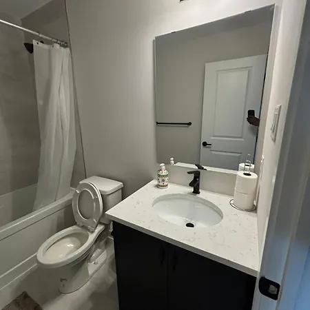 Cozy Modern In A Family Friendly Neighborhood Homestay