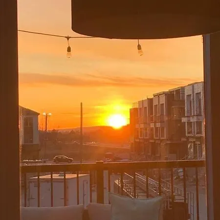 Modern 3 Story Townhouse In A Great Location! Holiday home Ottawa
