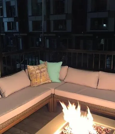 Modern 3 Story Townhouse In A Great Location! Holiday home *