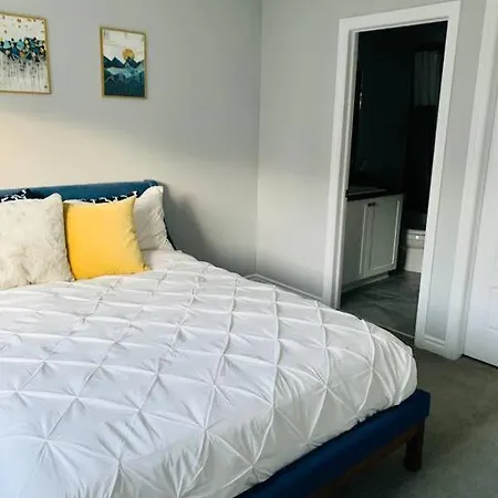 Modern 3 Story Townhouse In A Great Location! Holiday home Ottawa