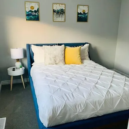 Modern 3 Story Townhouse In A Great Location! Holiday home Ottawa