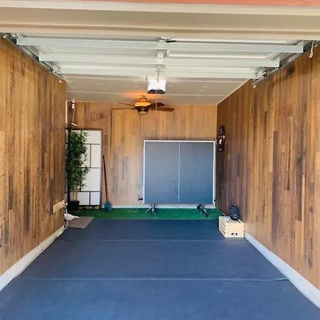 Modern 3 Story Townhouse In A Great Location! Holiday home