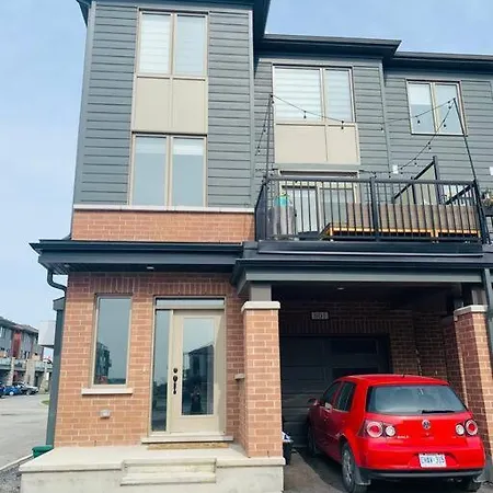 Modern 3 Story Townhouse In A Great Location! Holiday home *