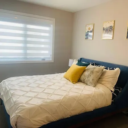 Modern 3 Story Townhouse In A Great Location! Holiday home Ottawa