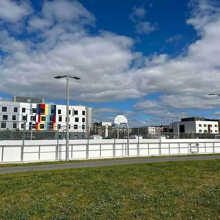 Modern 3 Story Townhouse In A Great Location! *