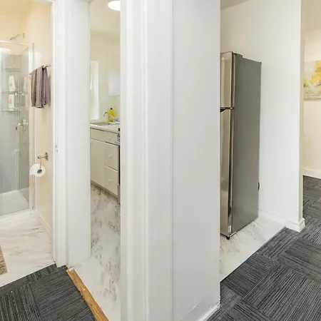 Pet-friendly Studio Unit In Chinatown * Ottawa