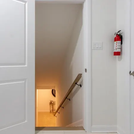 Modern 1br Haven With Big Lounge Apartment