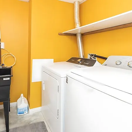 Cozy Modern 4br With Sunny Patio * Ottawa