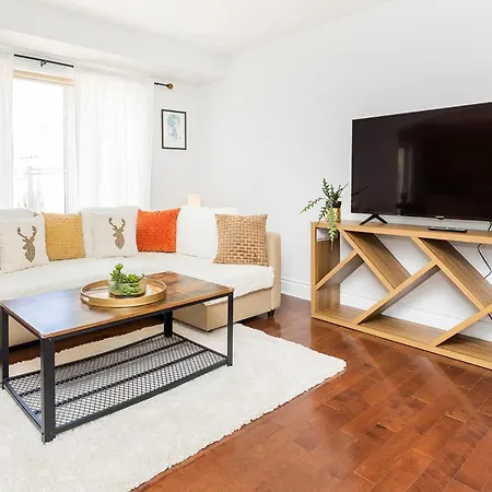 Cozy Modern 4br With Sunny Patio * Ottawa