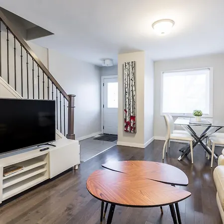 Holiday home 3 Bedroom Modern With Parking