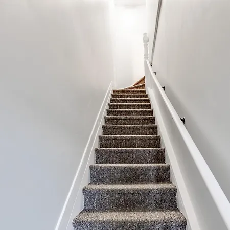 Holiday home 3 Bedroom Modern With Parking *