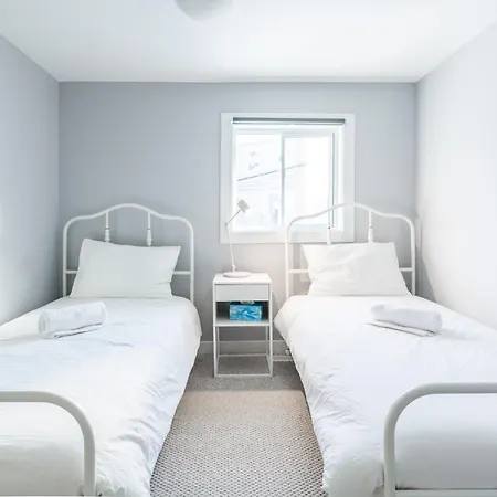 Holiday home 3 Bedroom Modern With Parking Ottawa