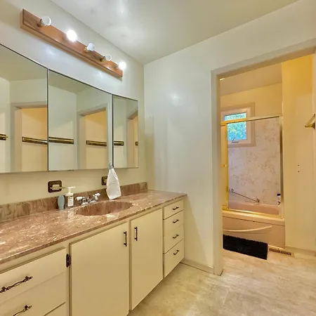 King Size Bedroom & Private Bathroom & Free Parking Ottawa