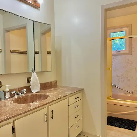 King Size Bedroom & Private Bathroom & Free Parking * Ottawa