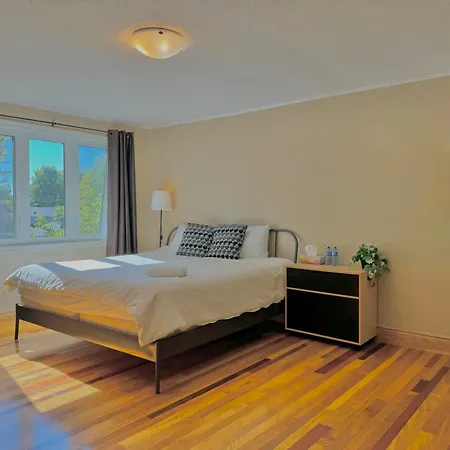 Homestay King Size Bedroom & Private Bathroom & Free Parking