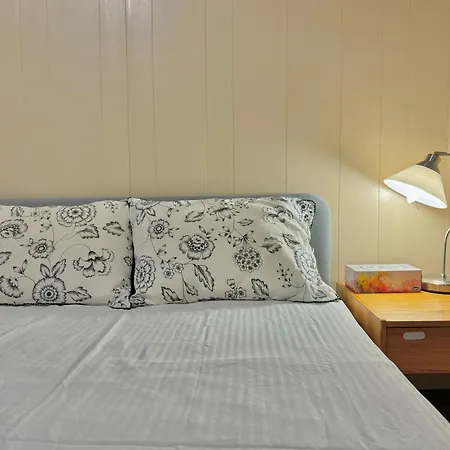 Free Parking Cozy Bedroom With Shared Bathroom *