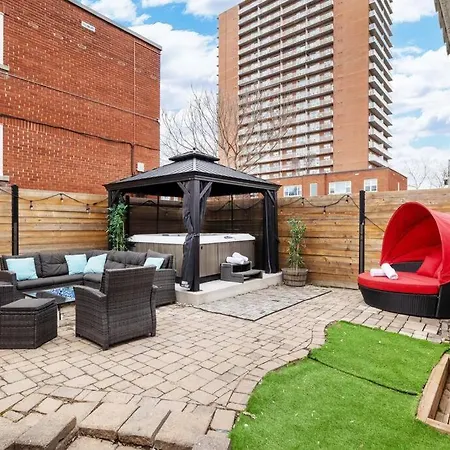 W Hot Tub 4 Beds 4 Car Parking 1845 Sq Ft Villa Ottawa