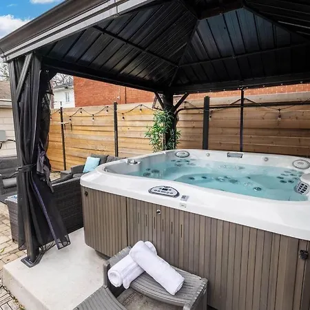 W Hot Tub 4 Beds 4 Car Parking 1845 Sq Ft *