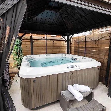 Villa W Hot Tub 4 Beds 4 Car Parking 1845 Sq Ft