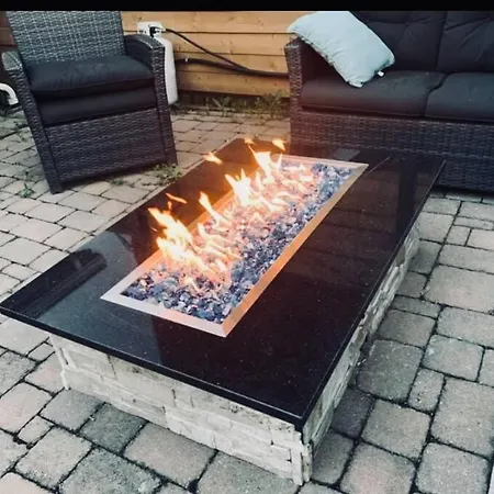 W Hot Tub 4 Beds 4 Car Parking 1845 Sq Ft Villa Ottawa