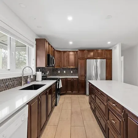W Hot Tub 4 Beds 4 Car Parking 1845 Sq Ft * Ottawa