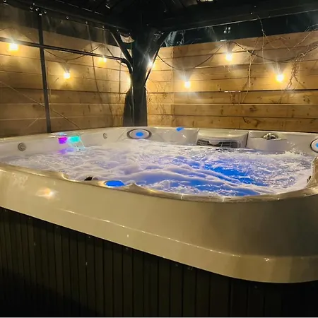 W Hot Tub 4 Beds 4 Car Parking 1845 Sq Ft *